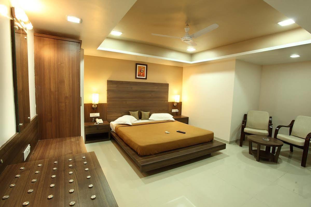 โรงแรมคลาสสิค ราชโกฎิ ภายนอก รูปภาพ